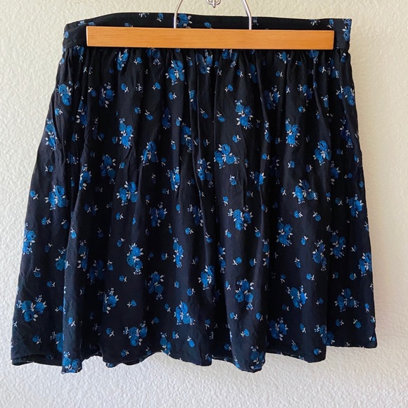 Black Floral Print Mini Skirt American Eagle - Picture 2 of 5